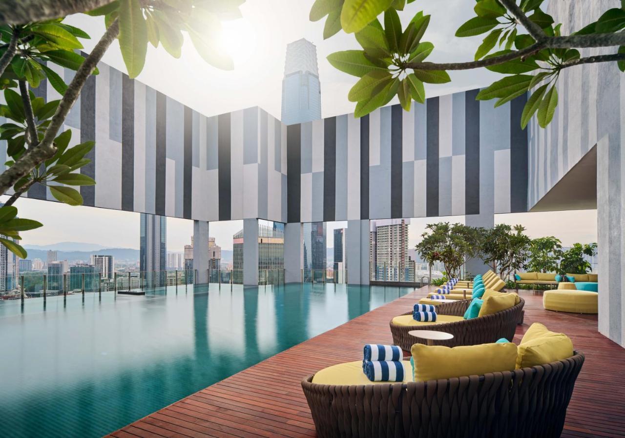 Pan Pacific Serviced Suites Kuala Lumpur Eksteriør bilde The swimming pool at the 33rd floor